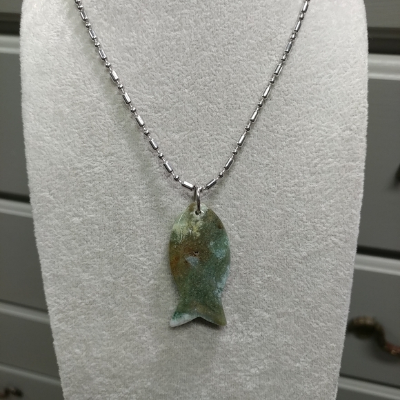Moss Agate Fish Necklace Natural Gemstone Crystal Fish Pendant Stainless-Steel - Picture 11 of 14